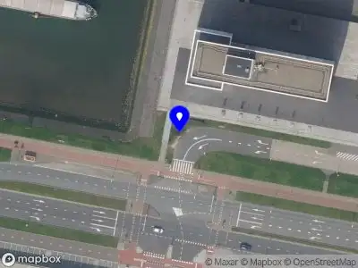 Ambulance met grote spoed naar de Waalhaven Z.z. in Rotterdam