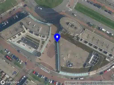 Ambulance met gepaste spoed naar de Parijsplein in 's-Gravenhage