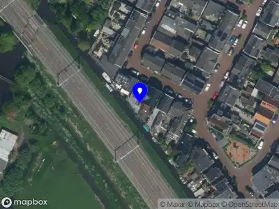 Ambulance en brandweer met grote spoed naar de Warmoesstraat in Wormerveer vanwege grote brand