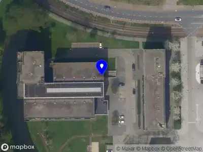 Ambulance met grote spoed naar de Klamdijk in Rotterdam