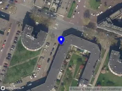Ambulance met grote spoed naar de Katendrechtsehof in Rotterdam