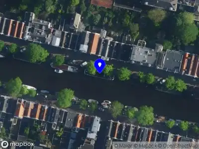 Ambulance met grote spoed naar de Prinsengracht in Amsterdam