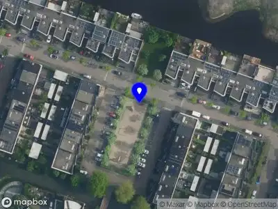 Brandweer met gepaste spoed naar de Eva de Wildeplantsoen in Weesp vanwege waarnemen gaslucht