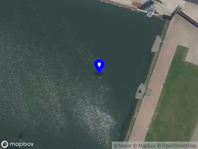 Ambulance met grote spoed naar de Waalhaven O.z. in Rotterdam