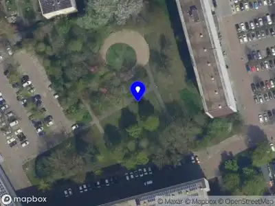 Ambulance met grote spoed naar de Eliotplaats in Rotterdam