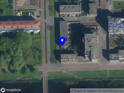 Ambulance met grote spoed naar de Kruisherenpad in Amsterdam