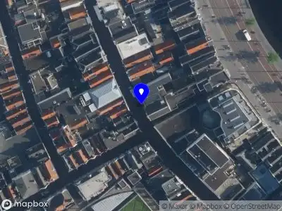 Ambulance met grote spoed naar de Voetboogstraat in Amsterdam