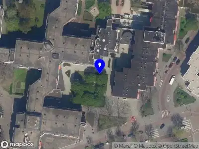 Ambulance met grote spoed naar de Goudseplein in Rotterdam