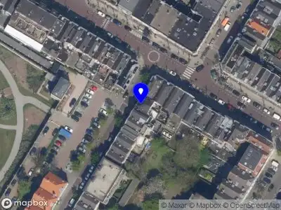 Ambulance met grote spoed naar de Burgemeester Roosstraat in Rotterdam
