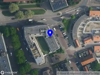 Ambulance met grote spoed naar de Meidoorneiland in Weesp
