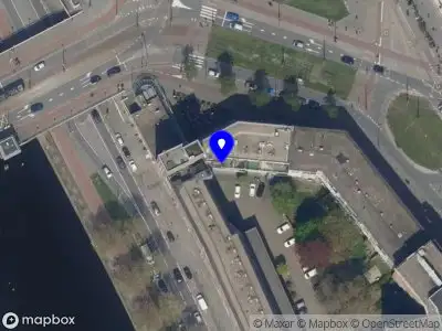 Ambulance met grote spoed naar de Aelbrechtskade in Rotterdam