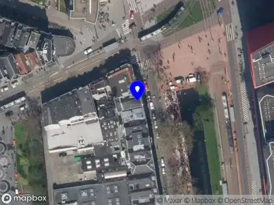 Ambulance met grote spoed naar de Westersingel in Rotterdam