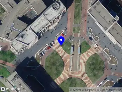 Ambulance met grote spoed naar de Middeldijkerplein in Barendrecht