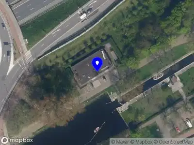 Ambulance met grote spoed naar de Noorderkanaalweg in Rotterdam