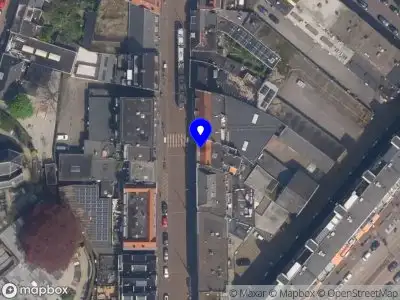 Ambulance met grote spoed naar de Bergse Dorpsstraat in Rotterdam
