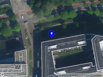 Ambulance met grote spoed naar de Thomas R. Malthusstraat in Amsterdam