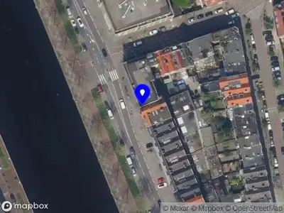 Ambulance met grote spoed naar de Aelbrechtskade in Rotterdam