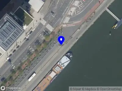 Ambulance met gepaste spoed naar de Boompjeskade in Rotterdam