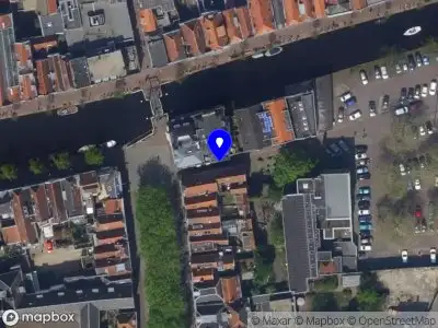 Ambulance met gepaste spoed naar de Koppenhinksteeg in Leiden