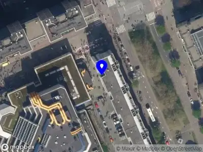 Ambulance met grote spoed naar de Mariniersweg in Rotterdam