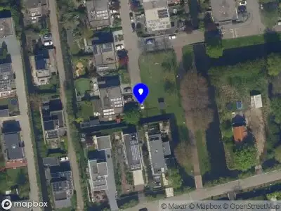 Ambulance met grote spoed naar de Arie de Zeeuwstraat in Rotterdam