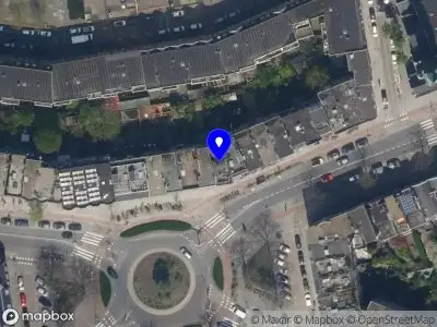 Ambulance met grote spoed naar de Burgemeester Meineszplein in Rotterdam