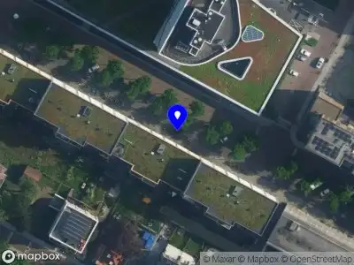 Ambulance met grote spoed naar de Korte Ouderkerkerdijk in Amsterdam