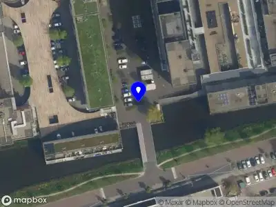 Ambulance met grote spoed naar de Poptahof Zuid in Delft