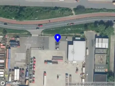 Ambulance en brandweer met grote spoed naar de Kromhoutstraat in IJmuiden vanwege voertuigbrand