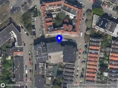 Ambulance met grote spoed naar de Burgemeester Meineszstraat in Rotterdam