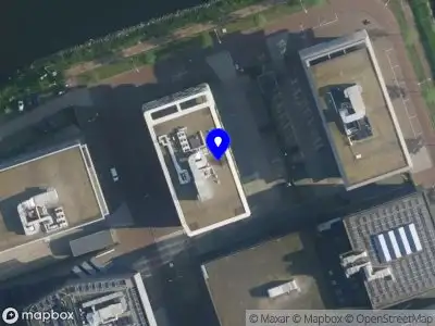 Ambulance met gepaste spoed naar de Moermanskkade in Amsterdam