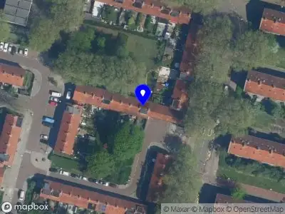 Ambulance met grote spoed naar de Herman Poortstraat in Amsterdam