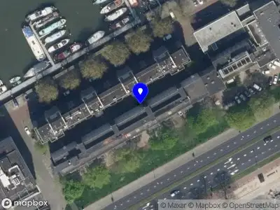 Ambulance met grote spoed naar de Achterharingvliet in Rotterdam