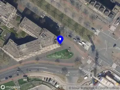 Ambulance met grote spoed naar de Brede Hilledijk in Rotterdam