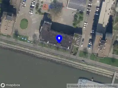 Ambulance met grote spoed naar de Bartel Wiltonkade in Rotterdam