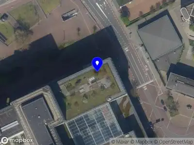 Ambulance met grote spoed naar de Burgemeester s'Jacobplein in Rotterdam