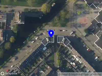 Ambulance met grote spoed naar de Maria Voskade in Leiden