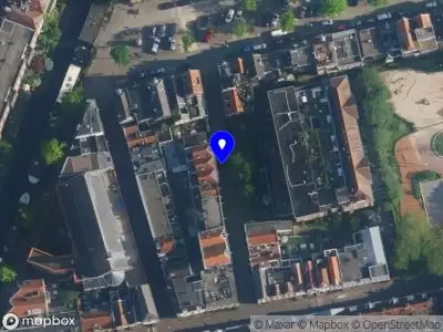 Ambulance met grote spoed naar de Karthuizersdwarsstraat in Amsterdam