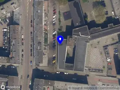 Ambulance met grote spoed naar de Van Alkemadehof in Rotterdam