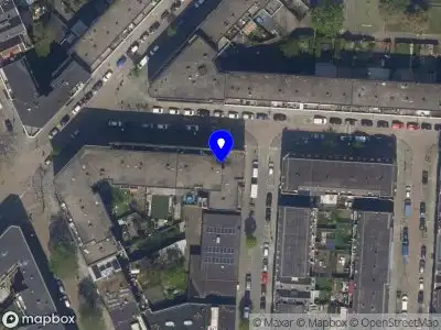 Ambulance met grote spoed naar de 1e Schansstraat in Rotterdam