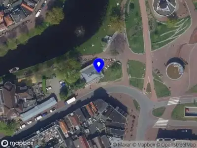Ambulance met grote spoed naar de 2e Binnenvestgracht in Leiden