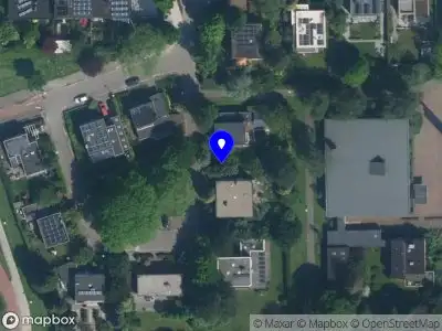 Ambulance met grote spoed naar de Theo Mann-Bouwmeesterhof in Amsterdam