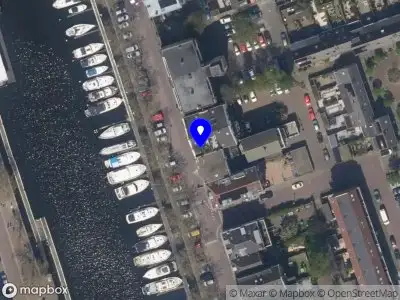 Ambulance met grote spoed naar de Oosthavenkade in Vlaardingen