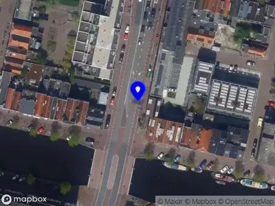 Ambulance met grote spoed naar de Klokpoort in Leiden