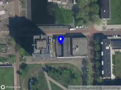 Ambulance met grote spoed naar de Albardakade in Amsterdam