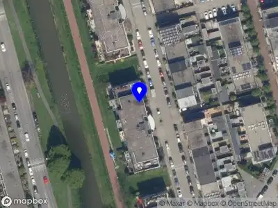 Ambulance met grote spoed naar de Marie van Eijsden-Vinkstraat in Rotterdam