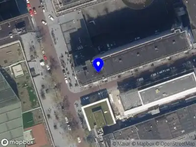 Ambulance met grote spoed naar de Kruiskade in Rotterdam