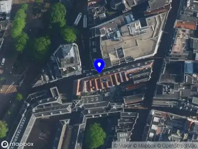 Ambulance met grote spoed naar de Sint Luciënsteeg in Amsterdam