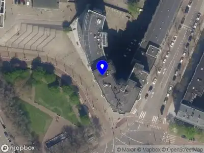 Ambulance met grote spoed naar de Oostplein in Rotterdam