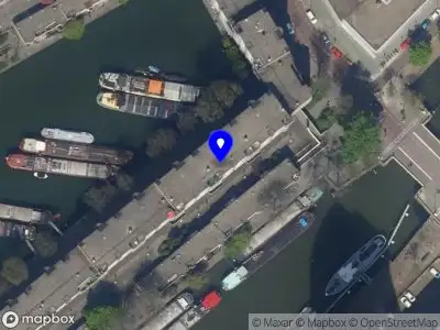 Ambulance met grote spoed naar de Scheepmakerskade in Rotterdam